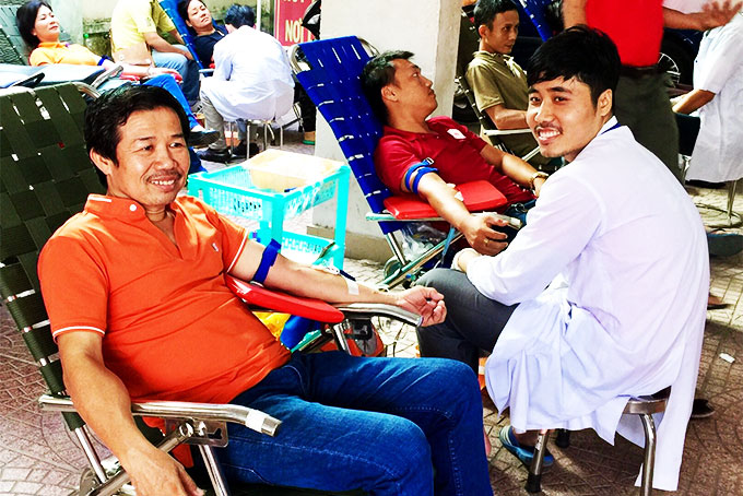 Hơn 300 người tham gia hiến máu tình nguyện