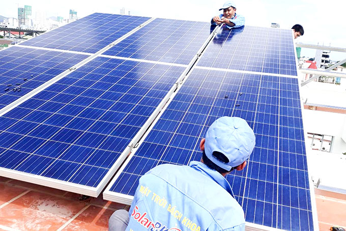 Một hệ thống điện mặt trời áp mái được lắp đặt tại Nha Trang.