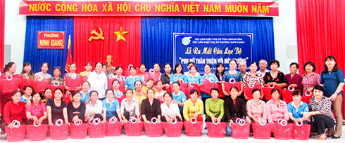 Phụ nữ Ninh Giang hưởng ứng phong trào nói không với túi ni-lông.