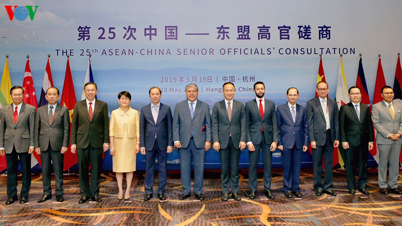 Thứ trưởng Bộ Ngoại giao Nguyễn Quốc Dũng (thứ 5 từ trái sang) dự ACSOC 25.