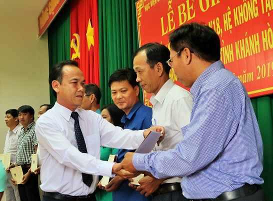 Bế giảng lớp cao cấp lý luận chính trị K18