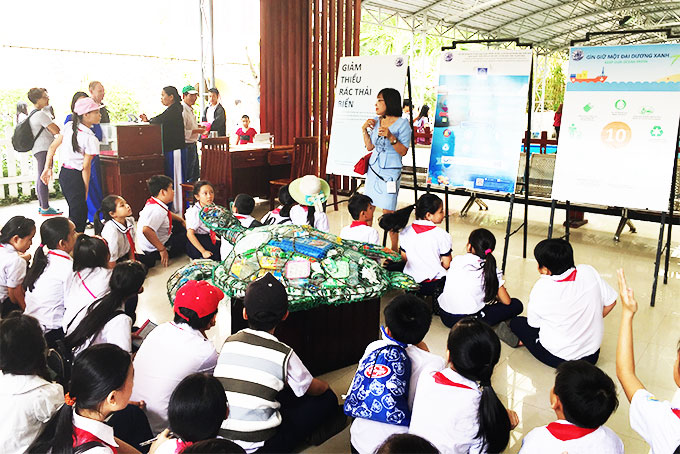 Học sinh Trường Tiểu học thị trấn Khánh Vĩnh thực nghiệm trò chơi  “Nu na nu nống Hoàng Sa, Trường Sa”.