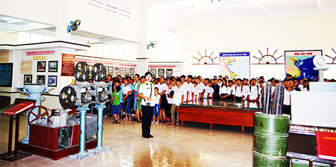 Các thầy cô giáo và học sinh tham quan Nhà Truyền thống Học viện.