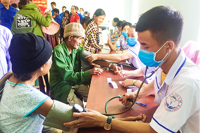 Khám bệnh cho người dân ở xã Liên Sang, huyện Khánh Vĩnh.