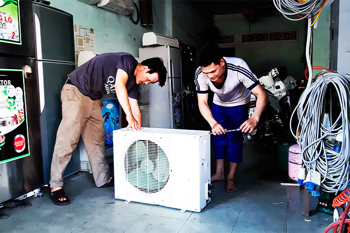 Cửa hàng điện lạnh Minh Vương có 6 thợ nhưng làm không hết việc.