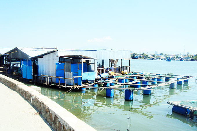 Dựng quán lấn sông