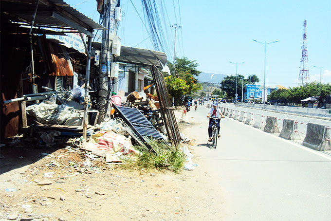Phế liệu chiếm hành lang tỉnh lộ