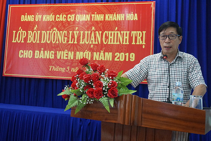 Ông Lương Kiên Định - Bí thư Đảng ủy Khối các cơ quan tỉnh truyền đạt một số chuyên đề. 