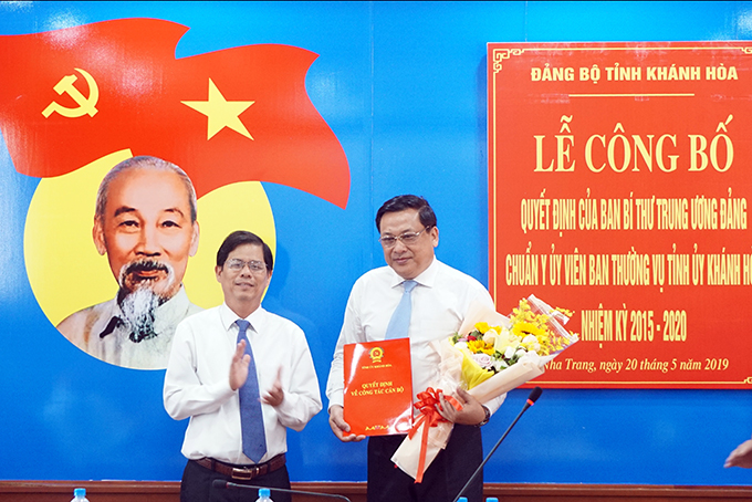 Ông Nguyễn Tấn Tuân (trái) trao quyết định cho ông Lê Hữu Thọ