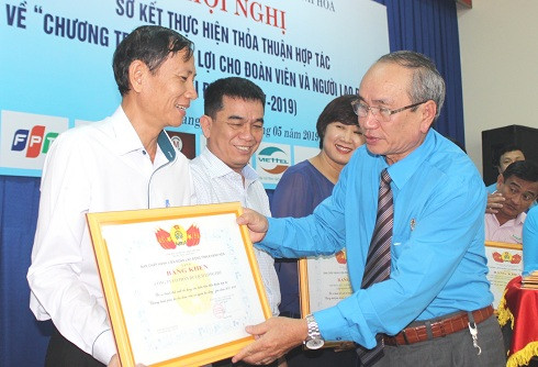  Đại diện Liên đoàn Lao động tỉnh Khánh Hòa trao bằng khen cho các đơn vị có nhiều đóng góp.