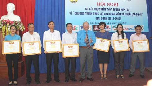 7 đơn vị có nhiều đóng góp nhận bằng khen của Liên đoàn Lao động tỉnh Khánh Hòa.