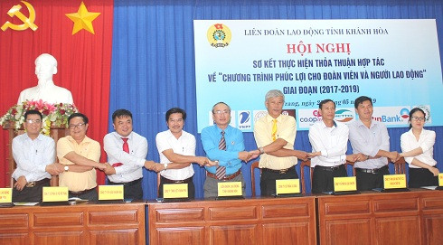 Đại diện Liên đoàn Lao động tỉnh Khánh Hòa và các đơn vị ký kết thỏa thuận hợp tác.