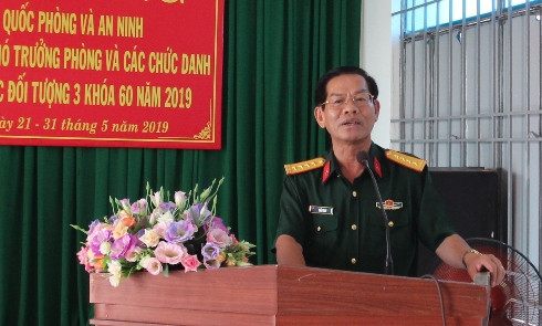 Đại tá Trần Thân - Phó Chính ủy Bộ CHQS tỉnh Khánh Hòa phát biểu khai mạc lớp bồi dưỡng.