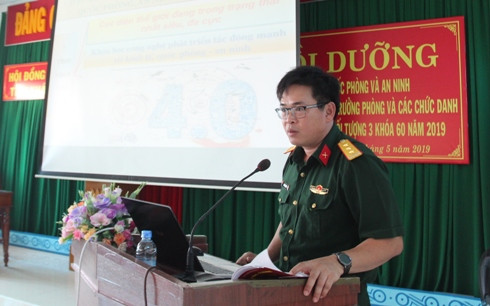 Thượng tá Đinh Văn Hưng - Chủ nhiệm Chính trị Bộ CHQS tỉnh Khánh Hòa giảng bài tại lớp bồi dưỡng.