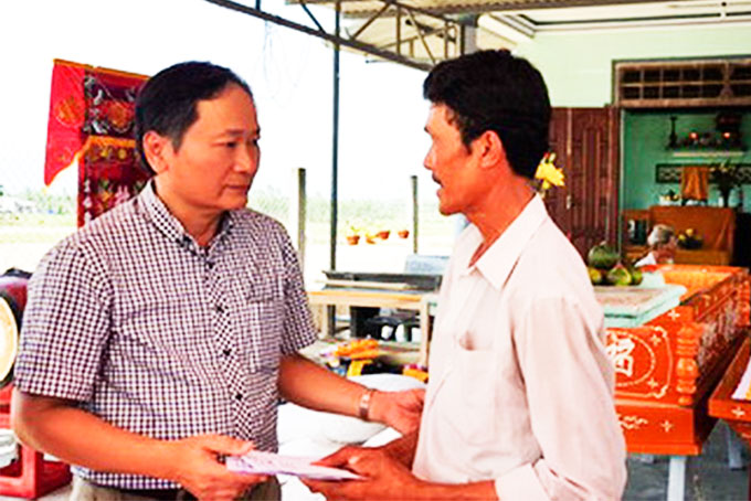 Đồng chí Nguyễn Đắc Tài thăm hỏi, động viên gia đình ông Nguyễn Văn Hùng có 2 con gái bị đuối nước.