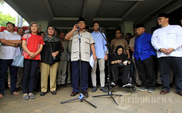 Cặp ứng viên số 02 Prabowo Subianto dan Sandiaga Uno trong buổi họp báo tại nhà riêng ngày 21/5. Ảnh: Detik