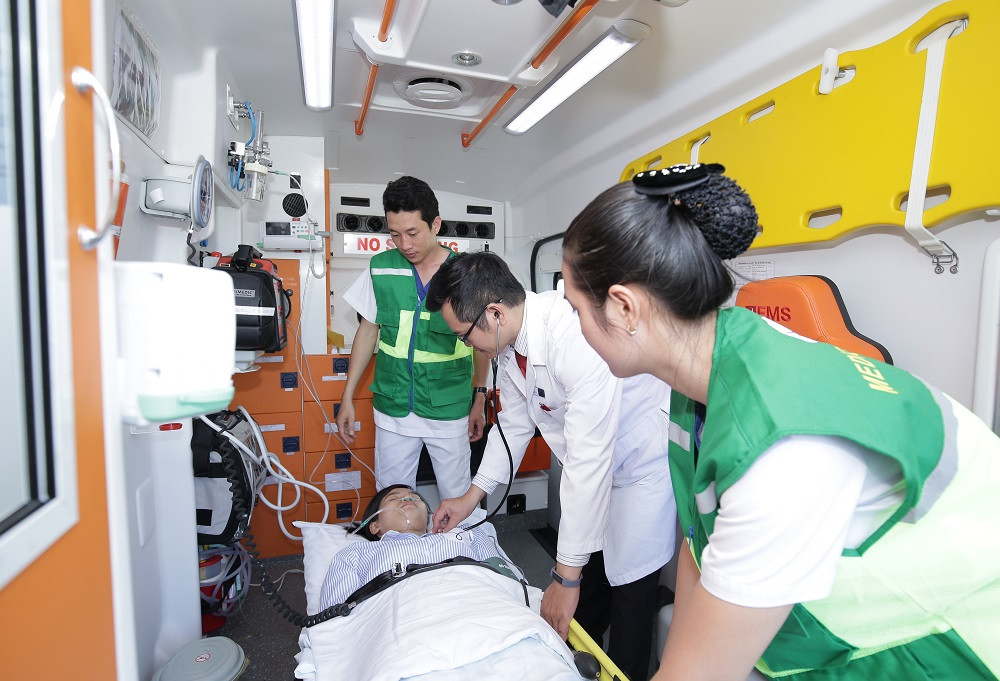  Đội ngũ bác sĩ, nhân viên y tế cấp cứu ngoại viện của Bệnh viện Vinmec Nha Trang được đầu tư toàn diện và bài bản về sơ cấp cứu, cấp cứu nâng cao, có thể đáp ứng trong mọi tình huống xảy ra