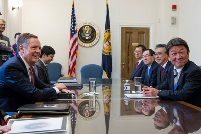 Đại diện thương mại Mỹ Robert Lighthizer (trái) và Bộ trưởng Kinh tế, Thương mại và Công nghiệp Nhật Bản Toshimitsu Motegi trong cuộc đàm phán hồi tháng 8/2018 tại Washington. Ảnh: AP