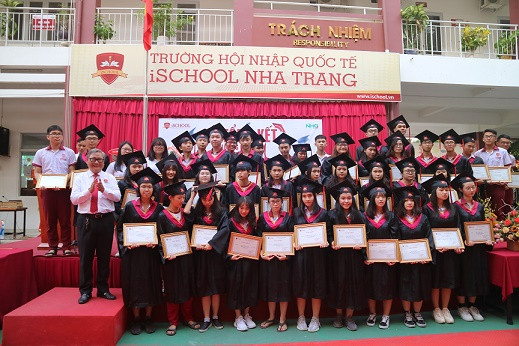 Thầy Phạm Hữu Bình – Hiệu trưởng nhà trường trao giấy khen cho các học sinh giỏi khối 12. 