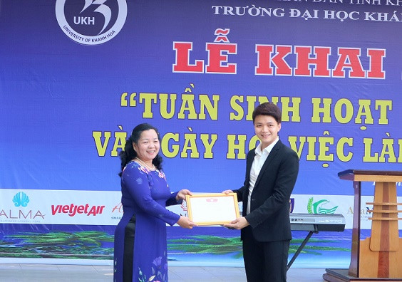 nhà trường khen thưởng cho nhóm nhạc đạt thành tích tại Liên hoan các nhóm nhạc TP. Nha Trang năm 2019. 