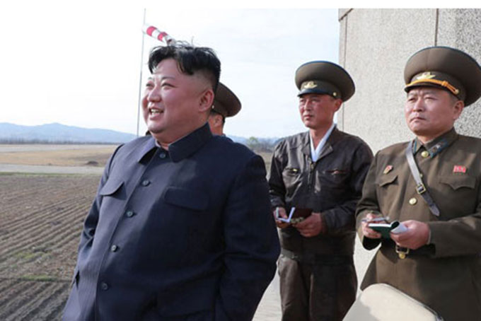 Lãnh đạo Triều Tiên Kim Jong-un (trái) khi thị sát vụ thử nghiệm vũ khí chiến thuật mới. Ảnh: KCNA.