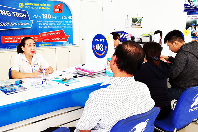   Nhân viên Trung tâm Kinh doanh VNPT  Khánh Hòa tư vấn cho khách hàng các gói cước FiberVNN.