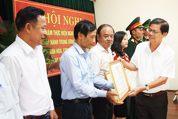 Ông Nguyễn Tấn Tuân trao bằng khen cho các tập thể. 