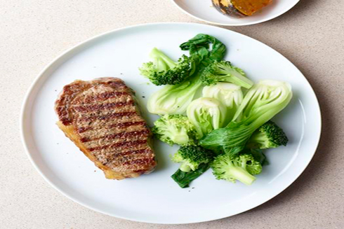 Ngoài súp lơ xanh, thịt bò kết hợp với các loại rau cải xanh cũng rất tốt cho sức khỏe. Ảnh: Shape