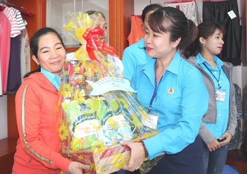 Đại diện Công đoàn các Khu công nghiệp và Khu kinh tế tỉnh Khánh Hòa trao quà cho công nhân.