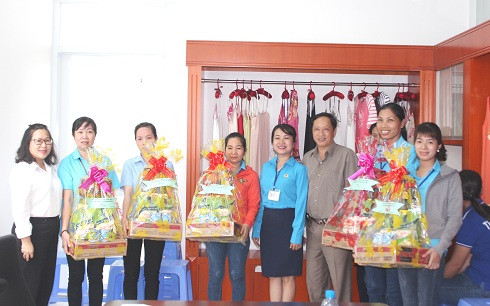 Đại diện Công đoàn các Khu công nghiệp và Khu kinh tế tỉnh Khánh Hòa trao quà cho công nhân.