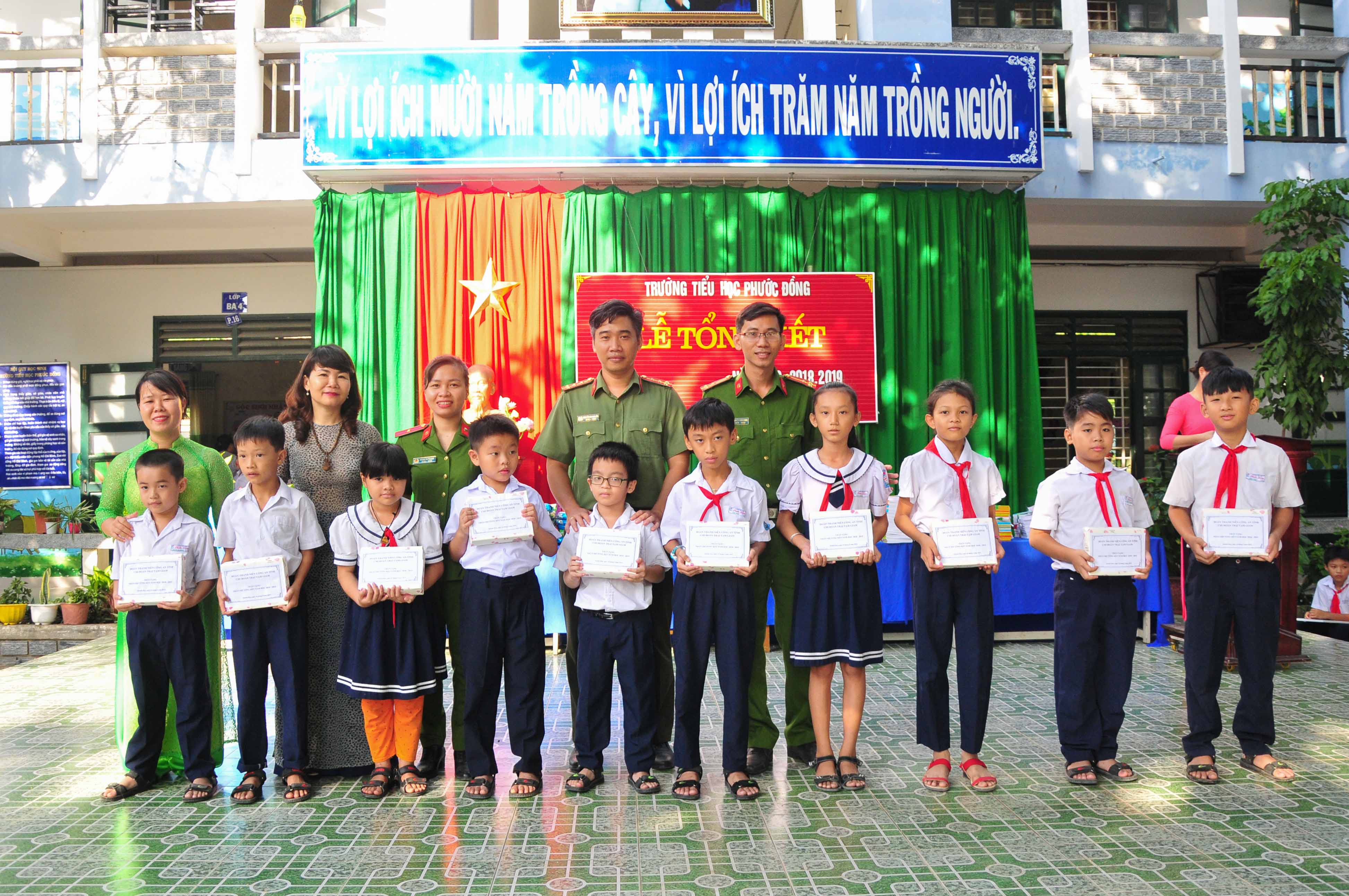 Trao 20 suất học bổng cho học sinh có hoàn cảnh khó khăn