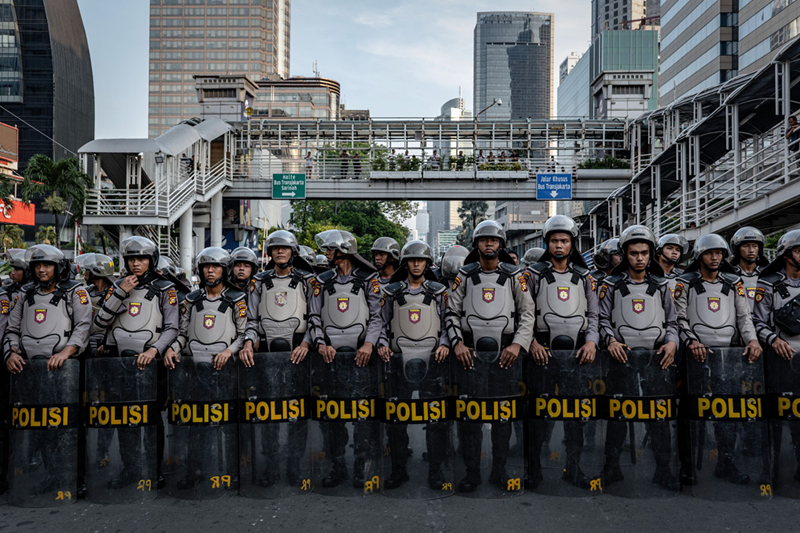 Indonesia đã tăng cường hàng chục ngàn binh sĩ và cảnh sát trên các đường phố ở thủ đô Jakartađể đảm bảo an ninh. Ảnh: Getty.