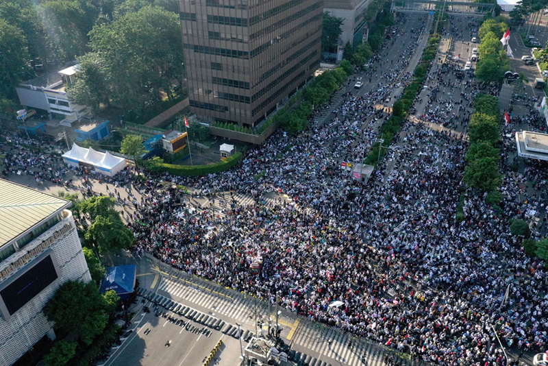 Người biểu tình tập trung tại trung tâm thủ đô Jakarta phản đối chiến thắng của Tổng thống Joko Widodo ngày 22/5. Ảnh: AFP/Getty.