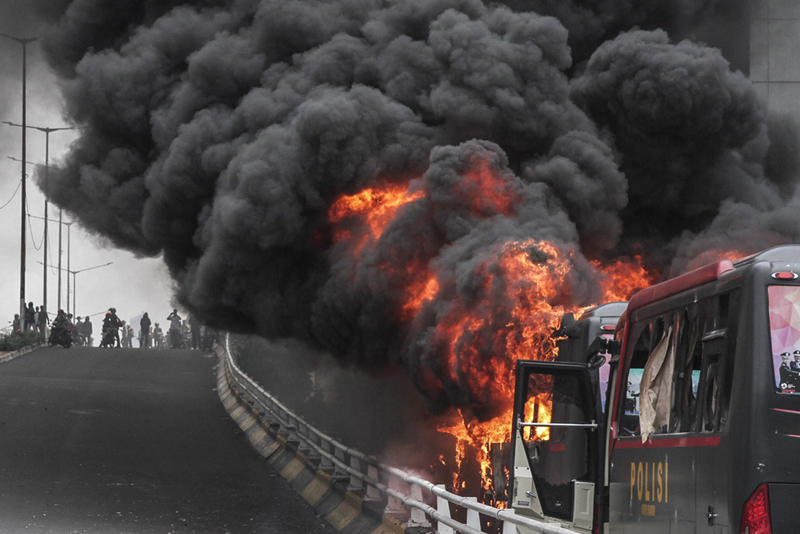 Nhiều phương tiện bị đốt cháy trong các cuộc bạo loạn tại khu vực Slipi, Jakarta. Ảnh: Getty.