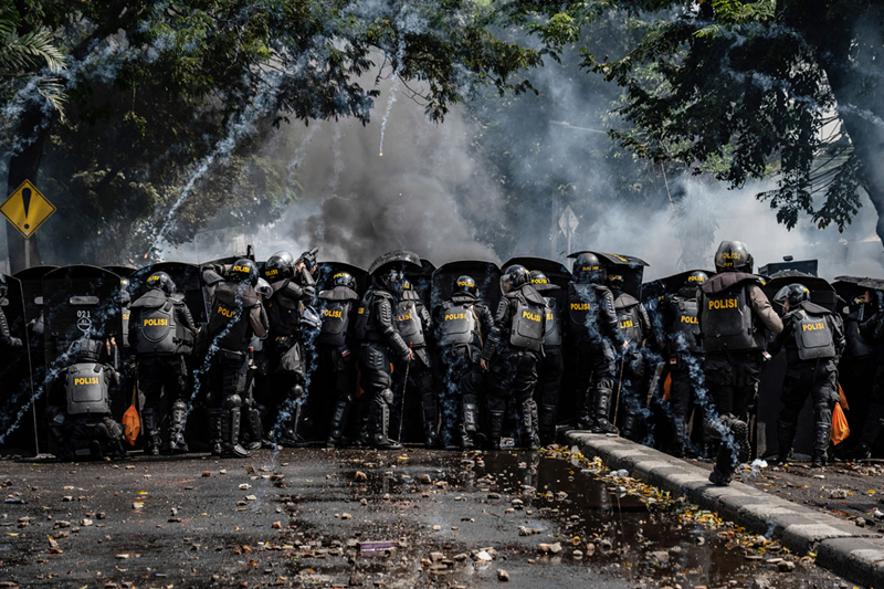 Cảnh sát Indonesia và người biểu tình trong một cuộc đụng độ ngày 22/5. Ảnh: Getty.