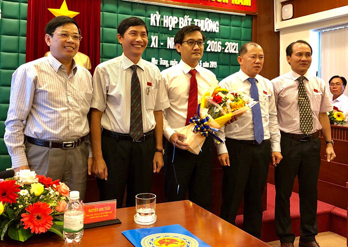 Lãnh đạo HĐND và UBND TP. Nha Trang tặng hoa chúc mừng.