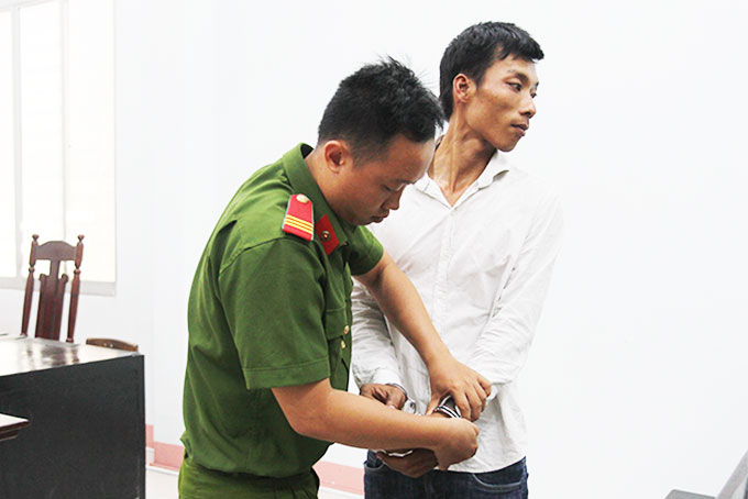 Cảnh sát bảo vệ thi hành lệnh bắt tạm giam của tòa án đối với bị cáo Huy vào sáng 23-5.