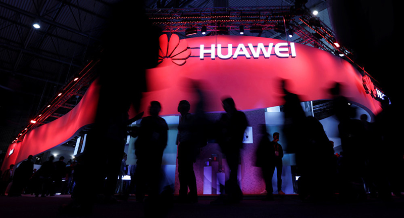Logo của Huawei tại một triển lãm. (Ảnh: Reuters)