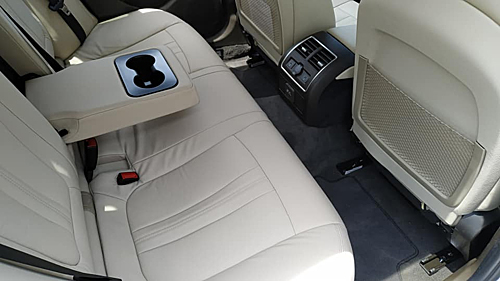 Giữa hàng ghế phía sau khoang lái là bệ tỳ tay với hai hộc đưng ly, một chi tiết thường thấy trên các dòng sedan phổ thông cỡ trung.  
