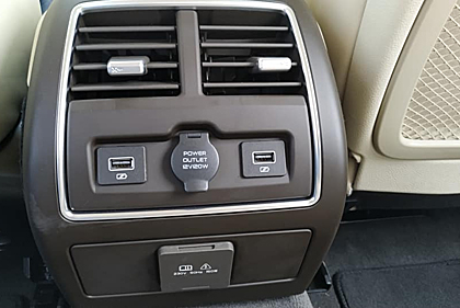 Lux A2.0 bản tiền sản xuất có cửa gió cho hàng ghế sau. Hai cổng USB và một ổ điện 12 V. 