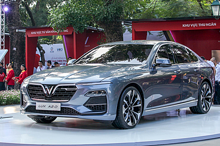 Lux A2.0 bản concept ra mắt tại công viên Thống Nhất Hà Nội hồi 2018. Giá mẫu sedan thương hiệu VinFast là giai đoạn đầu là 880 triệu, đến 1/9/2019 là 1.502 triệu đã bao gồm VAT. Ảnh: Lương Dũng