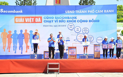 Ông Phạm Tấn Minh – Giám đốc Sacombank Chi nhánh Khánh Hòa và lãnh đạo Trung tâm Văn hóa, Thông tin và Thể thao TP. Cam Ranh trao giải cho các vận động viên nữ lứa tuổi thiếu niên. 