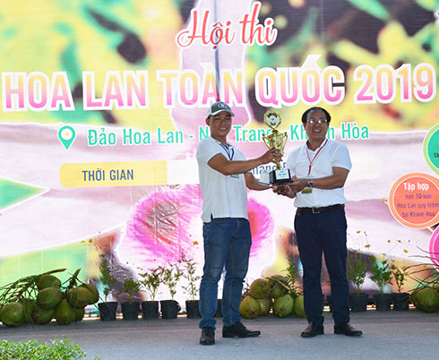 Ban tổ chức trao giải đặc biệt cho nghệ nhân Nguyễn Công Tiễn.