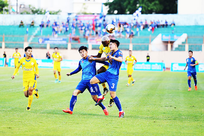 Pha tranh chấp giữa các cầu thủ Sanna Khánh Hòa - Biển Việt Nam và Quảng Nam.   