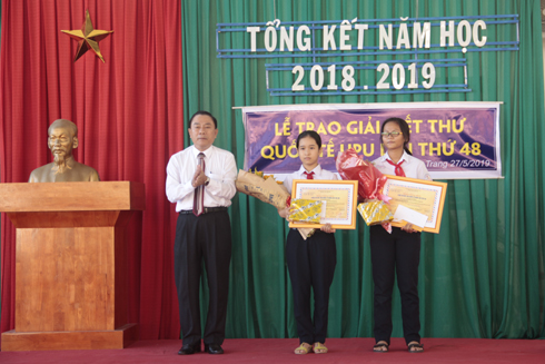 Ông Phạm Duy Lộc - Giám đốc Sở Thông tin và Truyền thông Khánh Hòa trao giải cho 2 học sinh đạt giải Khuyến khích của Trường THCS Bùi Thị Xuân