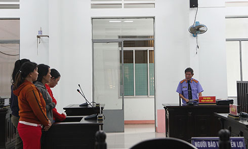 Lượm ve chai, "lượm" luôn tài sản ở công trình