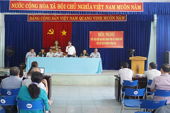 Ông Nguyễn Tấn Tuân và các đại biểu HĐND tỉnh, thành phố tiếp xúc cử tri phường Vĩnh Hải.