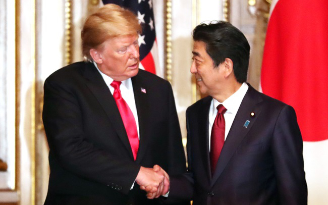 Ông Trump bắt tay ông Abe. Ảnh: Getty.