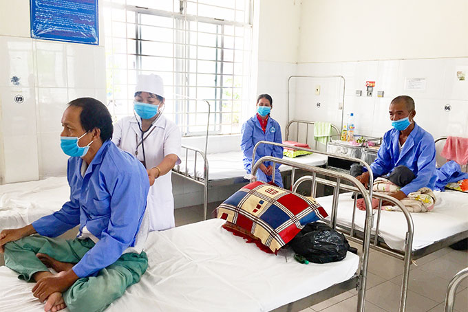 Bác sĩ Bệnh viện Lao và Bệnh phổi tỉnh khám bệnh cho bệnh nhân.
