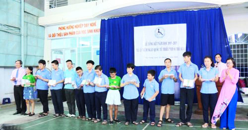 Các học sinh nhận giấy khen của trung tâm.  